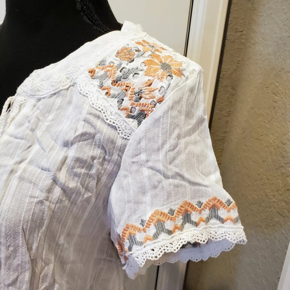 NEW Live and Let Live Embroidered Floral Lace Boho Tassle Blouse Size Small - Picture 11 of 15